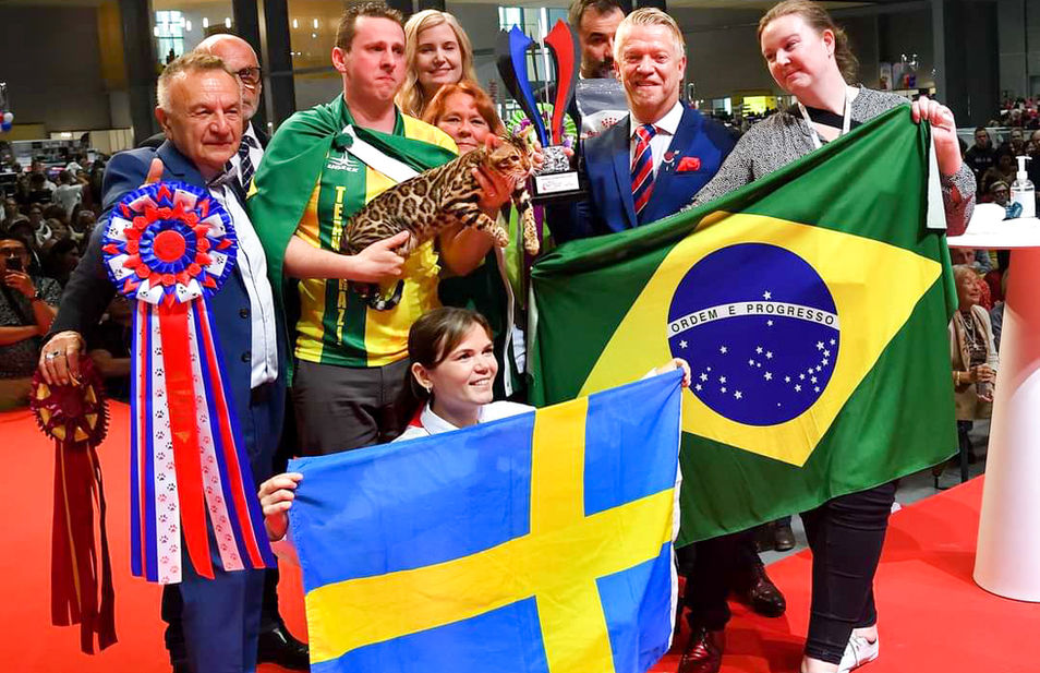 Equipe TomiFerr no World Show com bandeiras do Brasil e Suécia